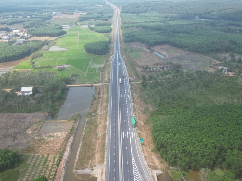 Cận cảnh biển b&aacute;o, vạch kẻ đường tr&ecirc;n cao tốc Cam Lộ - La Sơn sau tai nạn 3 người chết- Ảnh 1.