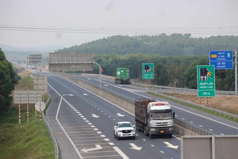 Cận cảnh biển b&aacute;o, vạch kẻ đường tr&ecirc;n cao tốc Cam Lộ - La Sơn sau tai nạn 3 người chết- Ảnh 7.