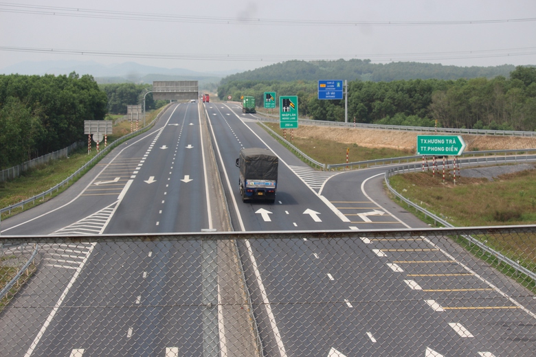 Cận cảnh biển b&aacute;o, vạch kẻ đường tr&ecirc;n cao tốc Cam Lộ - La Sơn sau tai nạn 3 người chết- Ảnh 8.