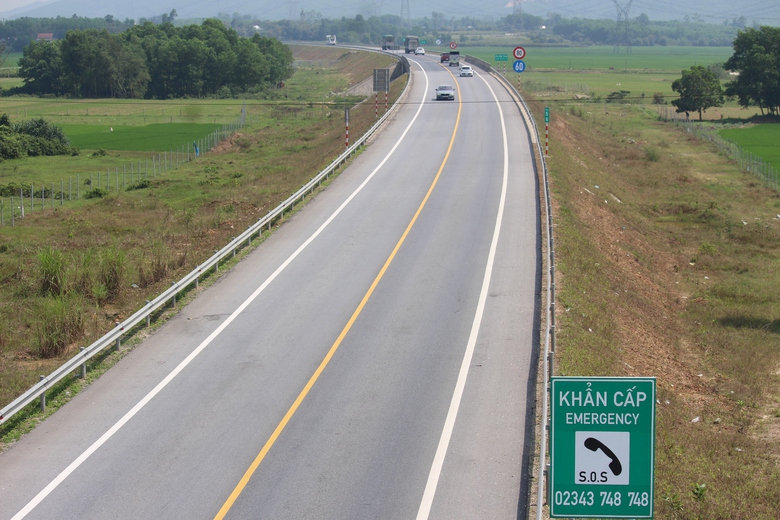 Cận cảnh biển b&aacute;o, vạch kẻ đường tr&ecirc;n cao tốc Cam Lộ - La Sơn sau tai nạn 3 người chết- Ảnh 9.