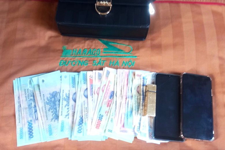 Kh&aacute;ch bất ngờ nhận lại cả v&iacute; tiền, điện thoại bỏ qu&ecirc;n tr&ecirc;n t&agrave;u- Ảnh 1.