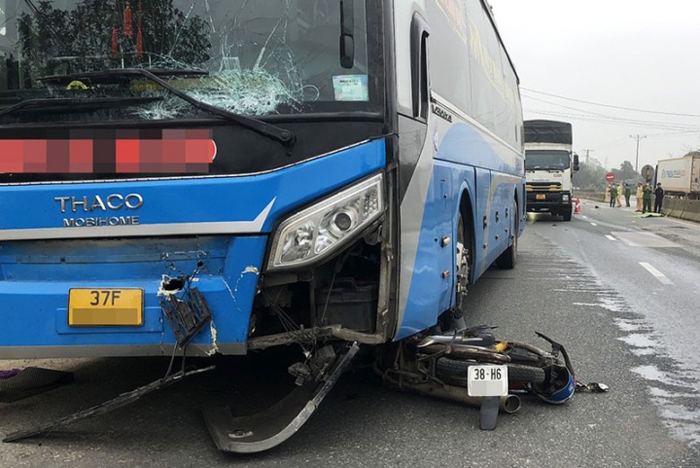 Hiện trường vụ TNGT nghiêm trọng khiến 2 người tử vong - Ảnh: Hưng Khang. Hiện trường vụ TNGT nghiêm trọng khiến 2 người tử vong - Ảnh: Hưng Khang.