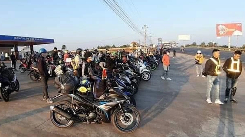 Đi xe m&aacute;y về qu&ecirc; ăn Tết: 