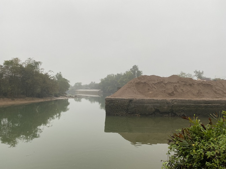 Quảng Ninh: Nhiều bến b&atilde;i tr&aacute;i ph&eacute;p ven s&ocirc;ng, x&atilde; l&uacute;ng t&uacute;ng hướng xử l&yacute;- Ảnh 6.