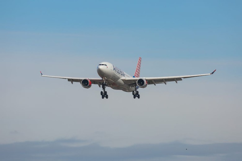 M&aacute;y bay chở kh&aacute;ch thủng lỗ chỗ tr&ecirc;n th&acirc;n do va chạm, phải hạ c&aacute;nh khẩn- Ảnh 1.