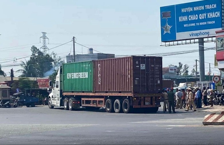 Hiện trường vụ tai nạn khiến cháu bé 12 tuổi tử vong tại chỗ. Hiện trường vụ tai nạn khiến cháu bé 12 tuổi tử vong tại chỗ.