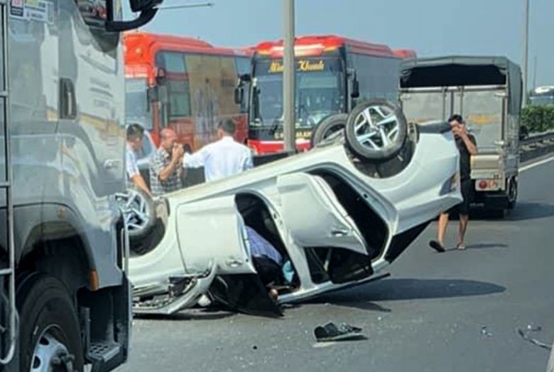 Hiện trường vụ xe lật chỏng vó trên cao tốc TP.HCM - Trung Lương. Hiện trường vụ xe lật chỏng vó trên cao tốc TP.HCM - Trung Lương.