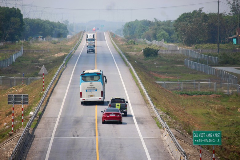 CSGT tăng cường xử l&yacute; vi phạm tr&ecirc;n cao tốc Cam Lộ - La Sơn- Ảnh 4.