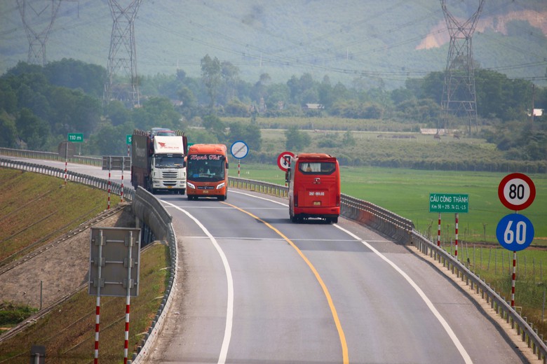CSGT tăng cường xử l&yacute; vi phạm tr&ecirc;n cao tốc Cam Lộ - La Sơn- Ảnh 5.