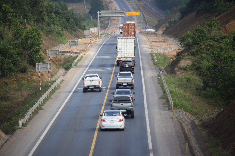 CSGT tăng cường xử l&yacute; vi phạm tr&ecirc;n cao tốc Cam Lộ - La Sơn- Ảnh 8.