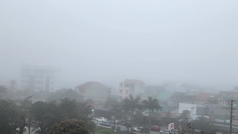 Nhiều chuyến bay không thể hạ cánh do sân bay Vinh dày đặc sương mù- Ảnh 2. Nhiều chuyến bay không thể hạ cánh do sân bay Vinh dày đặc sương mù- Ảnh 2.