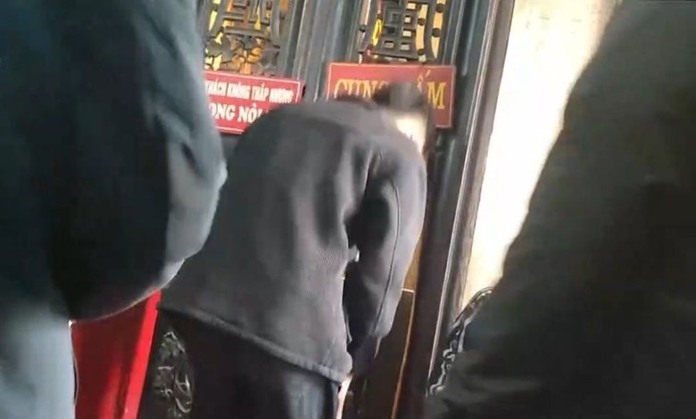 Nam Định chấn chỉnh nạn đ&oacute;ng ấn rồi thu tiền ở đền Bảo Lộc- Ảnh 1.