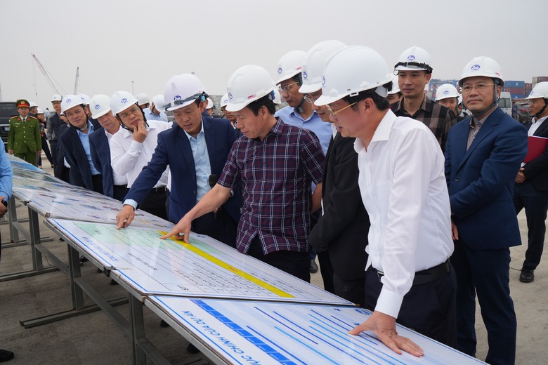 Nhộn nhịp c&ocirc;ng trường thi c&ocirc;ng cảng Lạch Huyện- Ảnh 3.