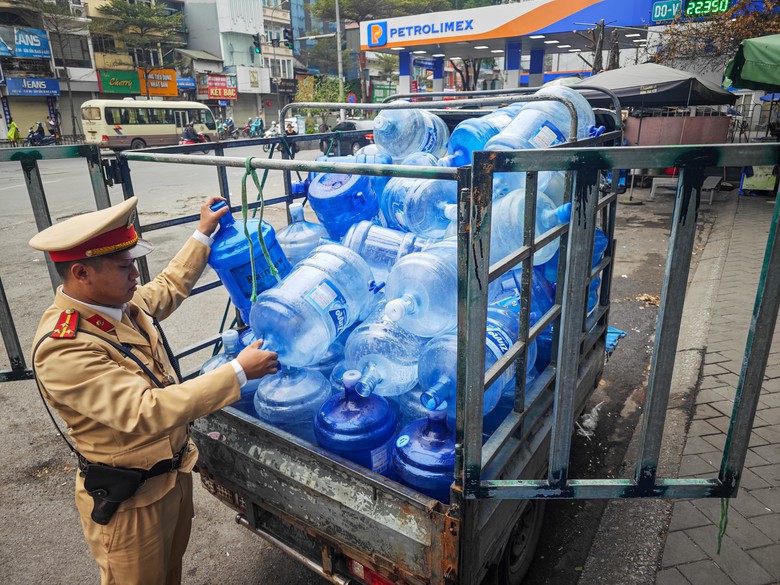 CSGT Hà Nội đồng loạt xử phạt nhiều xe tự chế nghênh ngang trên phố- Ảnh 12. CSGT Hà Nội đồng loạt xử phạt nhiều xe tự chế nghênh ngang trên phố- Ảnh 12.
