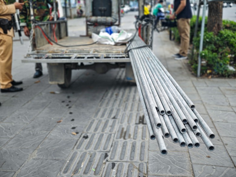 CSGT Hà Nội đồng loạt xử phạt nhiều xe tự chế nghênh ngang trên phố- Ảnh 3. CSGT Hà Nội đồng loạt xử phạt nhiều xe tự chế nghênh ngang trên phố- Ảnh 3.