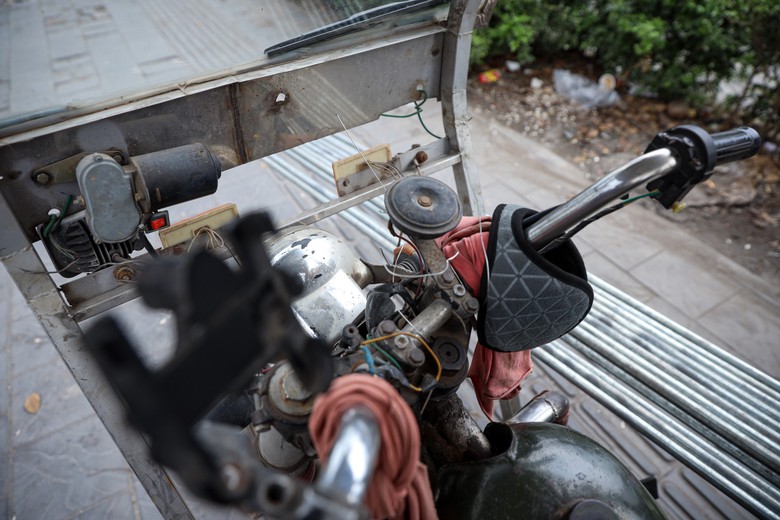 CSGT Hà Nội đồng loạt xử phạt nhiều xe tự chế nghênh ngang trên phố- Ảnh 6. CSGT Hà Nội đồng loạt xử phạt nhiều xe tự chế nghênh ngang trên phố- Ảnh 6.