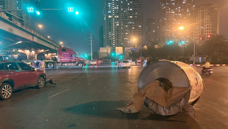 Kinh ho&agrave;ng c&aacute;c cuộn th&eacute;p rơi, mức phạt c&oacute; qu&aacute; nhẹ?- Ảnh 1.