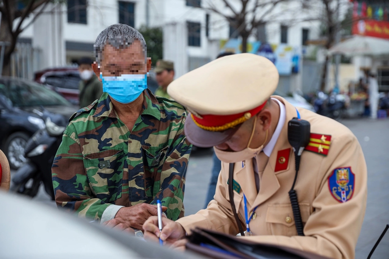 CSGT Hà Nội đồng loạt xử phạt nhiều xe tự chế nghênh ngang trên phố- Ảnh 4. CSGT Hà Nội đồng loạt xử phạt nhiều xe tự chế nghênh ngang trên phố- Ảnh 4.