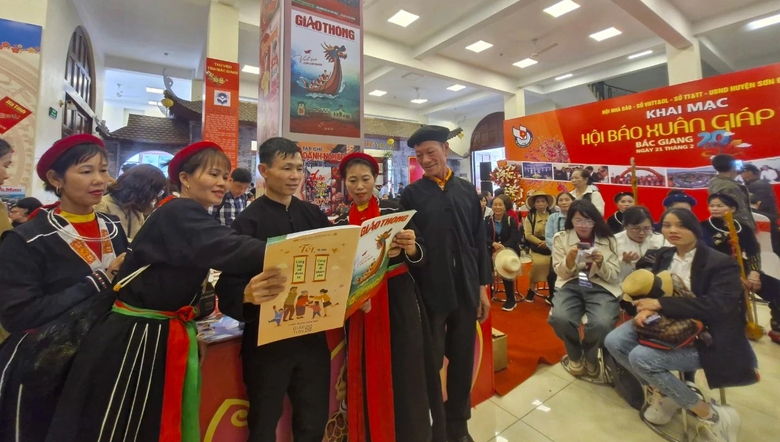 Hơn 15 ngh&igrave;n người đội mưa, chen ch&acirc;n dự lễ khai hội xu&acirc;n T&acirc;y Y&ecirc;n Tử- Ảnh 9.