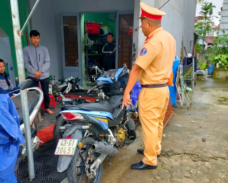 CSGT tuần tra xuy&ecirc;n đ&ecirc;m, t&agrave;i xế ma men, ma t&uacute;y li&ecirc;n tục sa lưới- Ảnh 6.