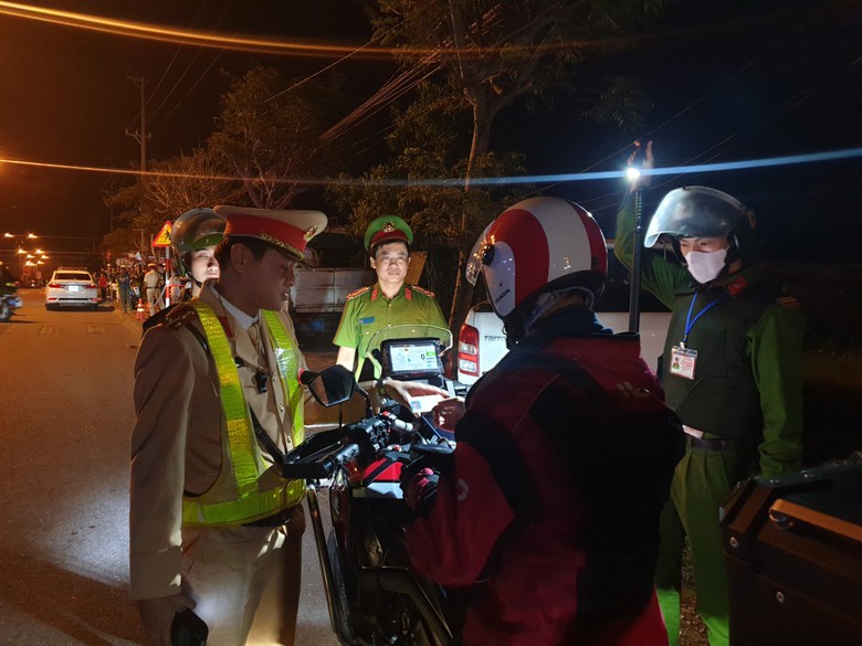 CSGT tuần tra xuy&ecirc;n đ&ecirc;m, t&agrave;i xế ma men, ma t&uacute;y li&ecirc;n tục sa lưới- Ảnh 3.