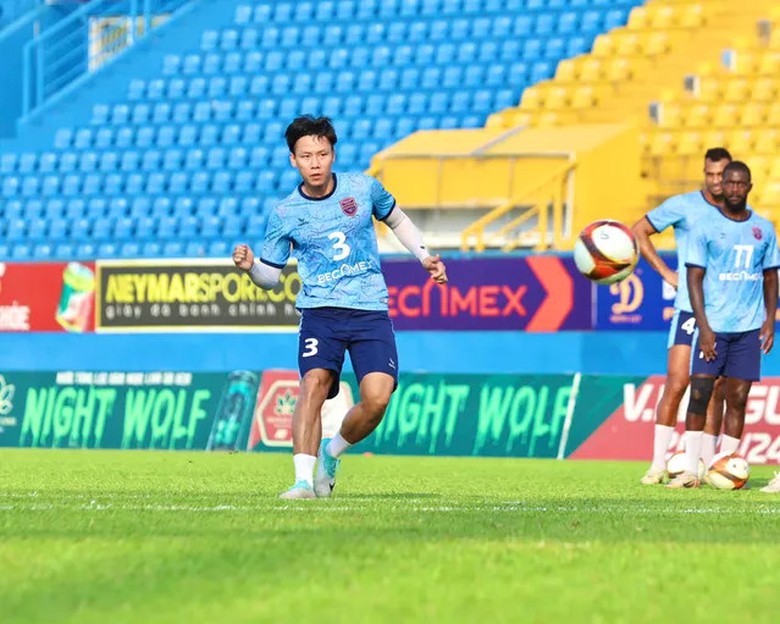 Trung vệ số 1 Việt Nam b&aacute;o tin k&eacute;m vui cho HLV Troussier- Ảnh 1.