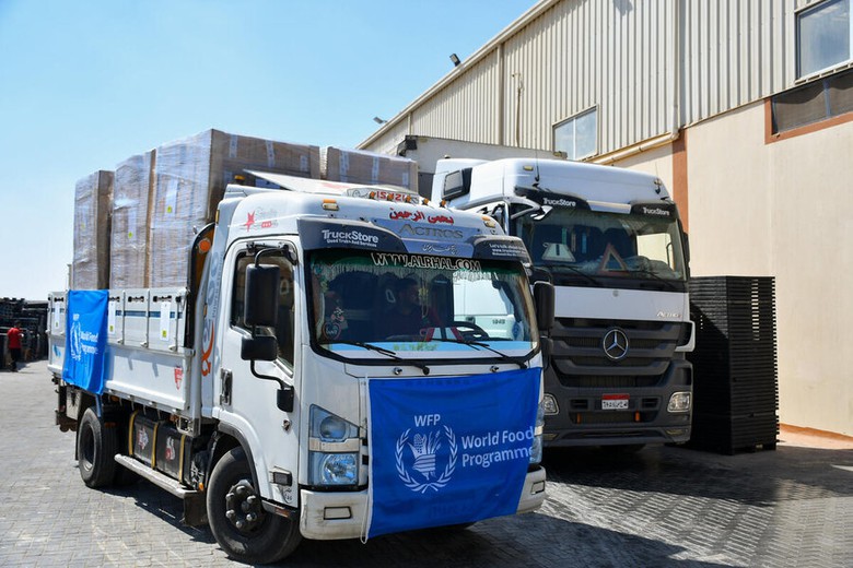 Xe tải chở h&agrave;ng viện trợ của Chương tr&igrave;nh Lương thực Thế giới (WFP). (Ảnh: WFP)