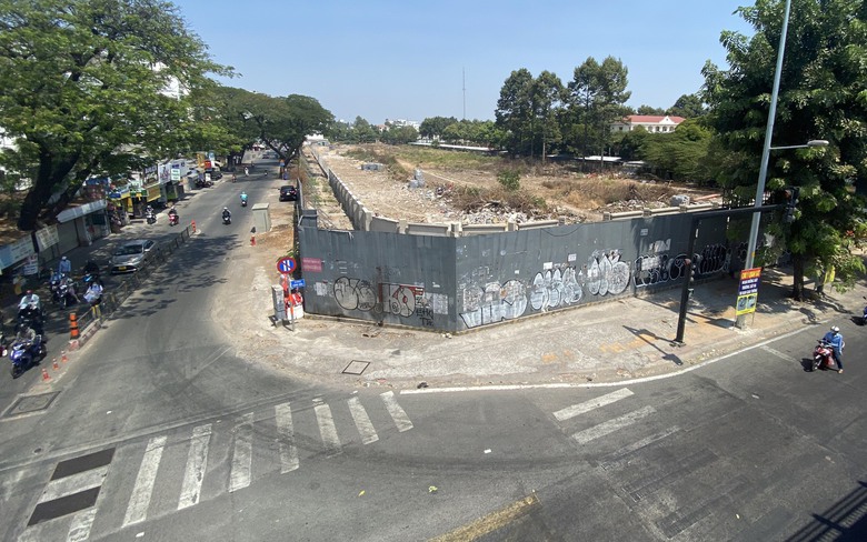 Đường v&agrave;o nh&agrave; ga T3 T&acirc;n Sơn Nhất rộng 10m vẫn im l&igrave;m khiến người d&acirc;n sốt ruột