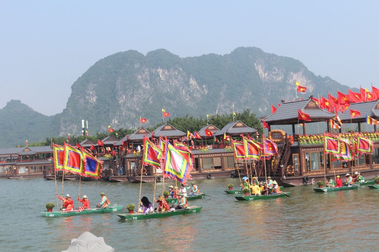 Ngh&igrave;n người chen ch&acirc;n dự khai hội ch&ugrave;a Tam Ch&uacute;c- Ảnh 5.