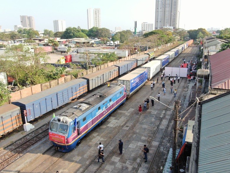 Khởi h&agrave;nh chuyến t&agrave;u container đầu năm đưa h&agrave;ng từ ga S&oacute;ng Thần đi Trung Quốc- Ảnh 4.