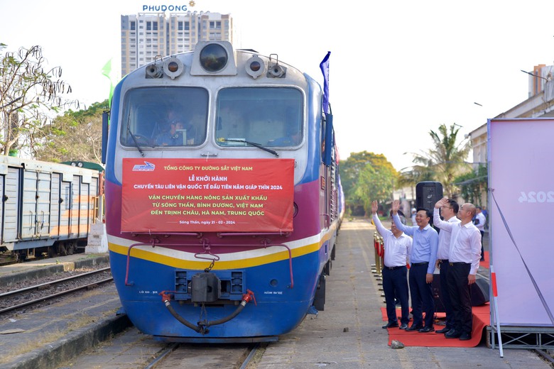 Khởi h&agrave;nh chuyến t&agrave;u container đầu năm đưa h&agrave;ng từ ga S&oacute;ng Thần đi Trung Quốc- Ảnh 3.