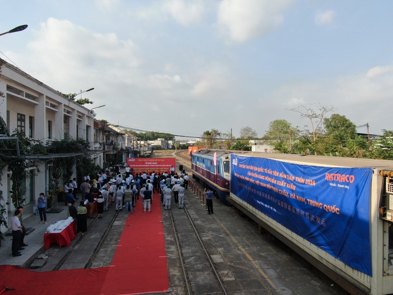 Khởi h&agrave;nh chuyến t&agrave;u container đầu năm đưa h&agrave;ng từ ga S&oacute;ng Thần đi Trung Quốc- Ảnh 9.