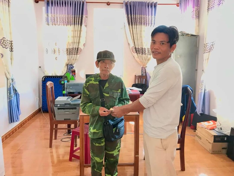 Nhặt tập v&eacute; số, người đ&agrave;n &ocirc;ng đi b&aacute;n rồi đem tiền trả người đ&aacute;nh rơi- Ảnh 1.