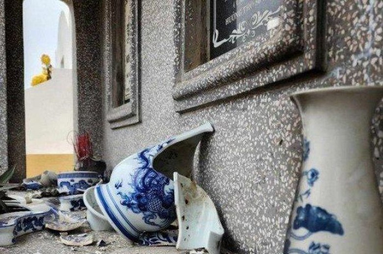 C&ocirc;ng an v&agrave;o cuộc vụ h&agrave;ng loạt ng&ocirc;i mộ bị đập vỡ b&aacute;t hương ở H&agrave; Nội- Ảnh 2.