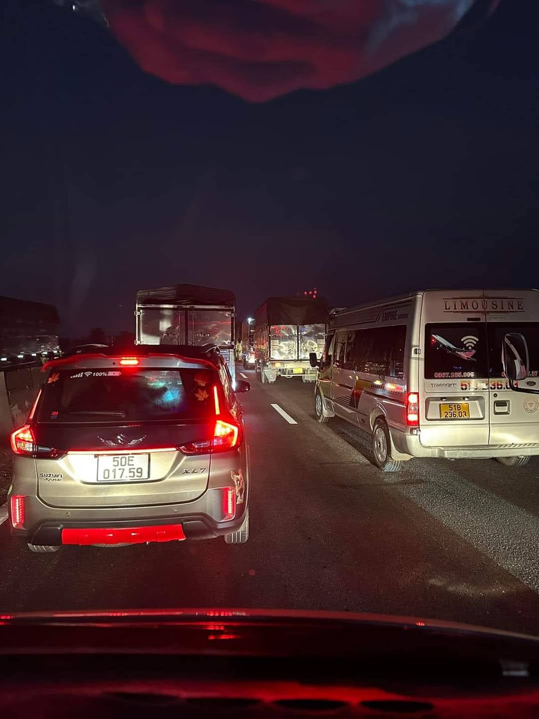 Ba &ocirc; t&ocirc; t&ocirc;ng li&ecirc;n ho&agrave;n tr&ecirc;n cao tốc TP.HCM - Trung Lương- Ảnh 2.