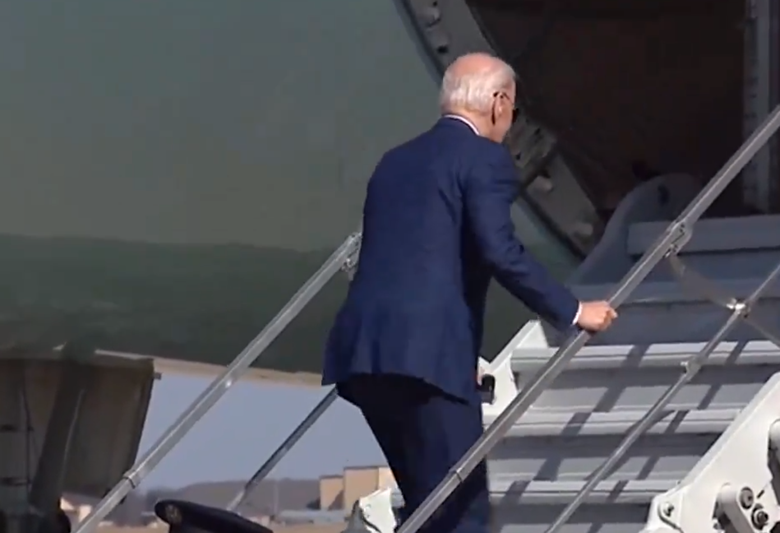 Tổng thống Biden li&ecirc;n tục vấp khi bước l&ecirc;n chuy&ecirc;n cơ- Ảnh 1.