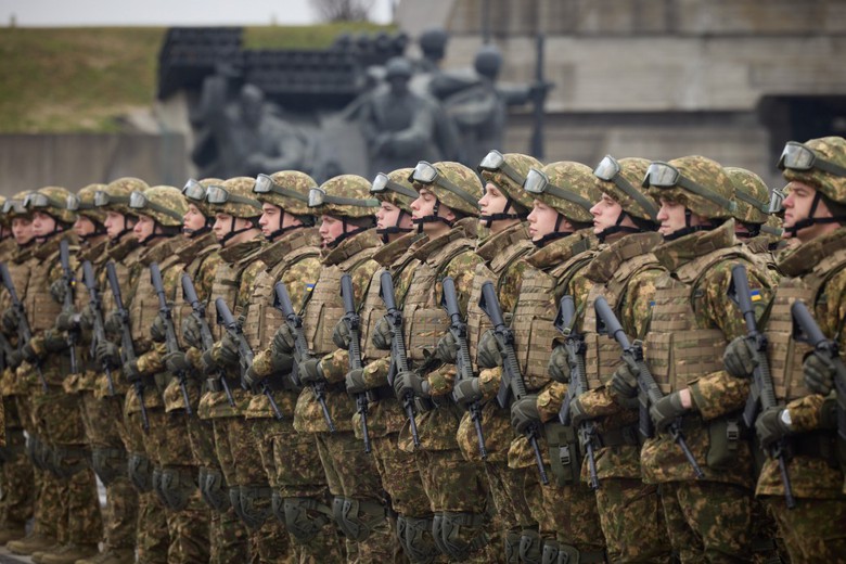 Tổng thống Ukraine Volodymyr Zelensky đồng &yacute; cho ph&eacute;p người nước ngo&agrave;i, cả đ&agrave;n &ocirc;ng v&agrave; phụ nữ, phục vụ trong Lực lượng Vệ binh Quốc gia nước n&agrave;y. (Ảnh: Cổng th&ocirc;ng tin Tổng thống Ukraine)