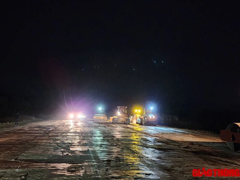 C&ocirc;ng trường cao tốc Bắc - Nam qua Quảng B&igrave;nh s&aacute;ng đ&egrave;n xuy&ecirc;n đ&ecirc;m- Ảnh 4.