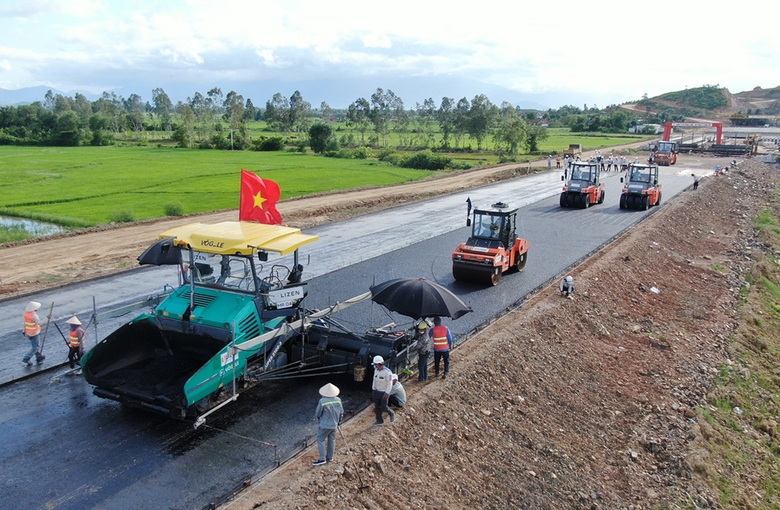 Tranh thủ thời tiết tốt đẩy tiến độ cao tốc qua Kh&aacute;nh H&ograve;a- Ảnh 4.