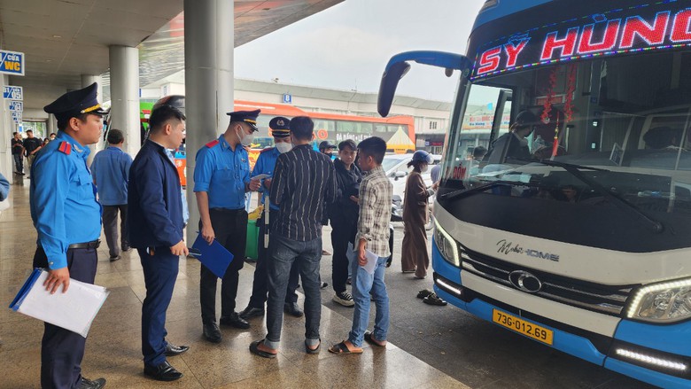 Nhan nhản quảng c&aacute;o xe tr&aacute; h&igrave;nh tr&ecirc;n mạng, Đ&agrave; Nẵng đề nghị xử l&yacute;- Ảnh 1.