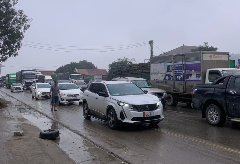 Tai nạn liên hoàn, một người tử vong, QL1 ùn tắc kéo dài- Ảnh 3. Tai nạn liên hoàn, một người tử vong, QL1 ùn tắc kéo dài- Ảnh 3.