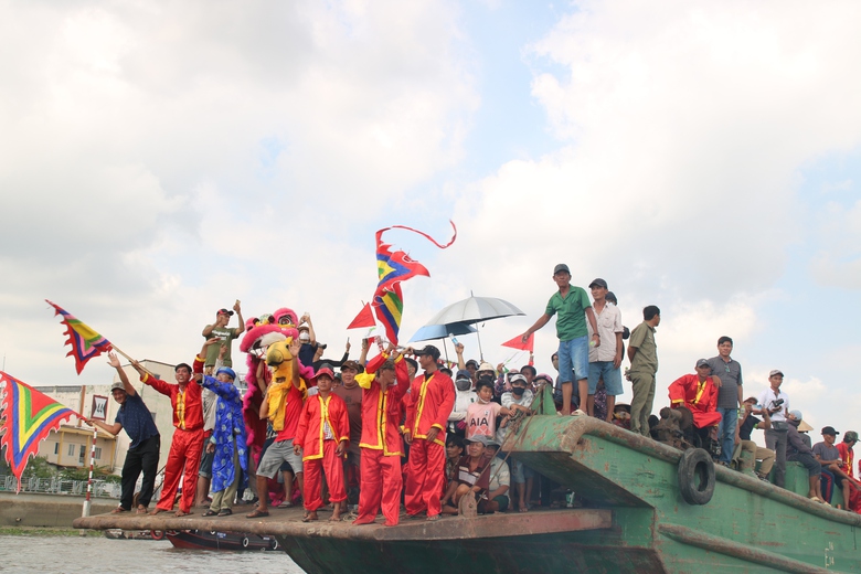 Hàng ngàn người tham gia lễ hội độc đáo trên sông Hậu- Ảnh 3. Hàng ngàn người tham gia lễ hội độc đáo trên sông Hậu- Ảnh 3.