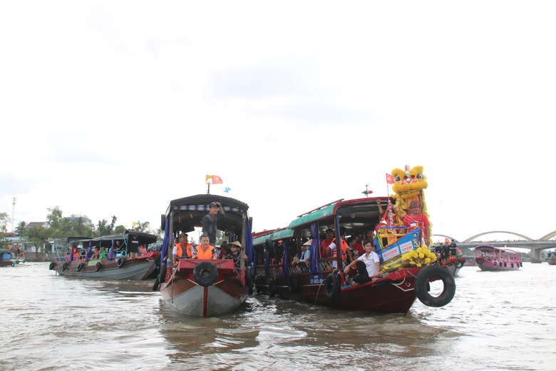 Hàng ngàn người tham gia lễ hội độc đáo trên sông Hậu- Ảnh 4. Hàng ngàn người tham gia lễ hội độc đáo trên sông Hậu- Ảnh 4.