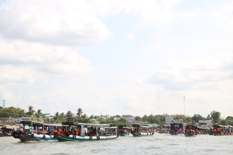 Hàng ngàn người tham gia lễ hội độc đáo trên sông Hậu- Ảnh 6. Hàng ngàn người tham gia lễ hội độc đáo trên sông Hậu- Ảnh 6.