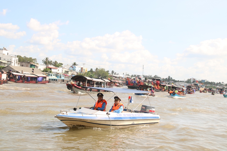 Hàng ngàn người tham gia lễ hội độc đáo trên sông Hậu- Ảnh 2. Hàng ngàn người tham gia lễ hội độc đáo trên sông Hậu- Ảnh 2.