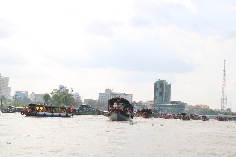 Hàng ngàn người tham gia lễ hội độc đáo trên sông Hậu- Ảnh 1. Hàng ngàn người tham gia lễ hội độc đáo trên sông Hậu- Ảnh 1.