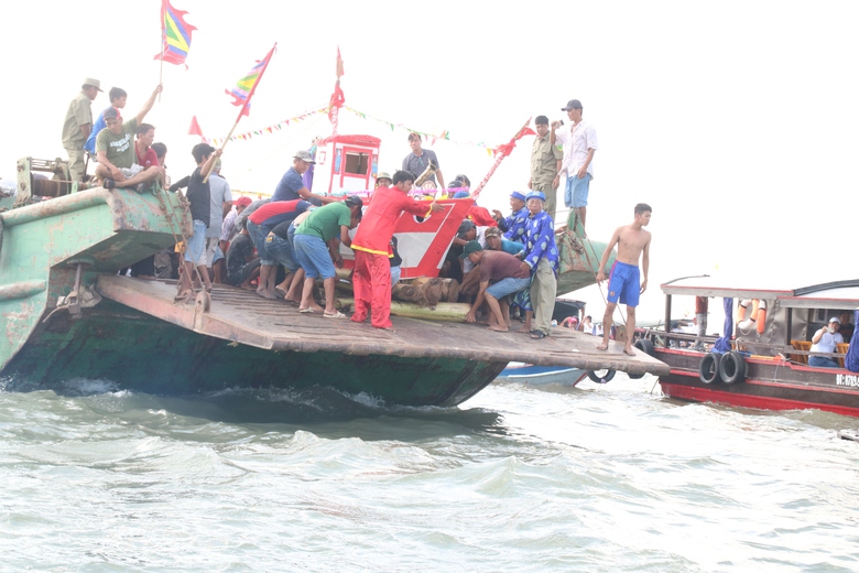 Hàng ngàn người tham gia lễ hội độc đáo trên sông Hậu- Ảnh 7. Hàng ngàn người tham gia lễ hội độc đáo trên sông Hậu- Ảnh 7.