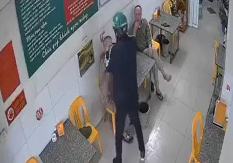 Khởi tố vụ &aacute;n đổ xăng l&ecirc;n đầu, đốt người tại qu&aacute;n bia ở H&agrave; Nội- Ảnh 1.