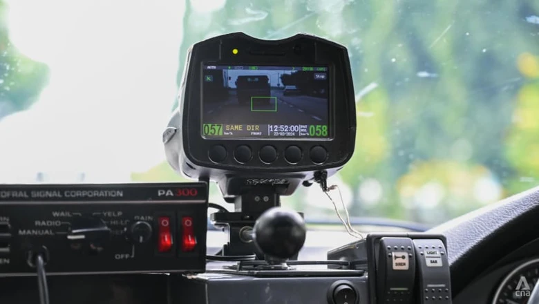 Cảnh s&aacute;t Singapore d&ugrave;ng 