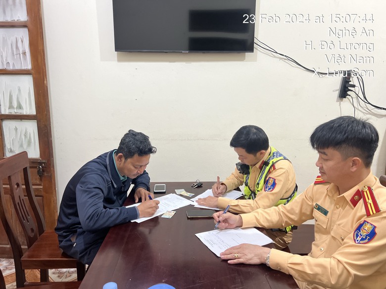 Xử l&yacute; t&agrave;i xế xe ben chạy ngược chiều tr&ecirc;n cao tốc- Ảnh 2.